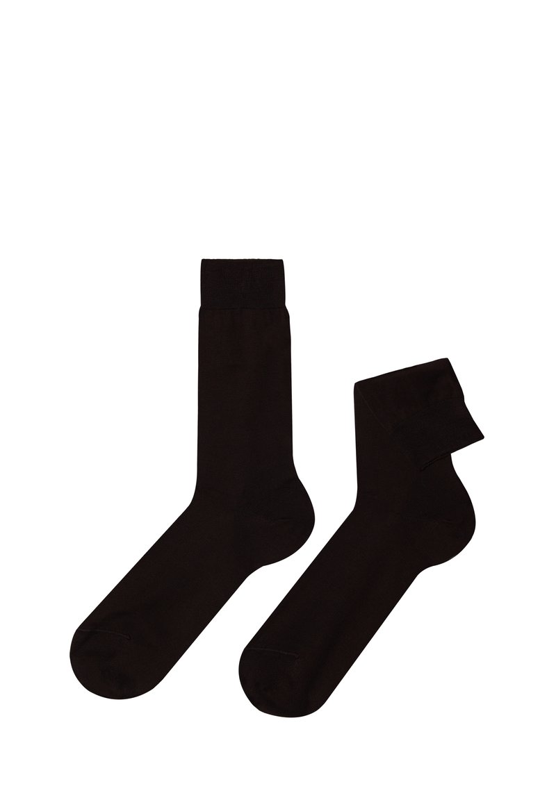 Sorte bomuldsokker med en glat tekstur, standard længde til anklerne og en ribbet kant på et par, hvor det ene er foldet ned.