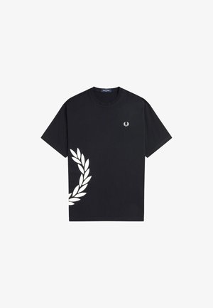 T-shirt noir col rond à manches courtes, avec un motif de feuille de laurier blanche sur le côté gauche et un petit logo sur la poitrine.
