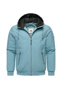 Vattenavvisande, ljusblå vadderad jacka med en svart vadderad huva. Har framdragkedja, två sidofickor och ribbade ärmslut.
