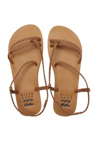 Braune Sandalen mit geflochtenen Riemen, flache Sohlen und einem markierten Logo auf der Fußbett. Glatte Textur und einfaches Design.