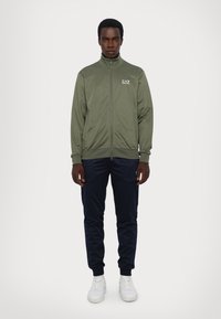 EA7 Emporio Armani TRAIN CORE SUIT - Treningas - green/blue