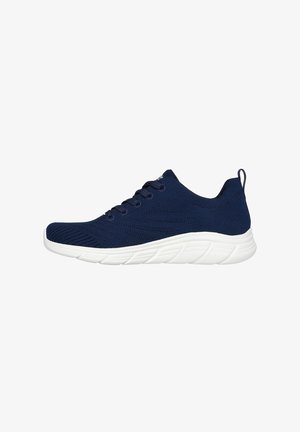 Marineblaue Strick-Athletikschuhe mit einer weißen Sohle. Zu den Merkmalen gehören ein Schnürdesign, eine Zuglasche und ein strukturiertes Obermaterial für Atmungsaktivität.