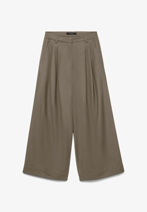 Pantalon large et coupé court taille haute en taupe, avec passants de ceinture, poches latérales et plis à l'avant, idéal pour un look décontracté mais soigné.