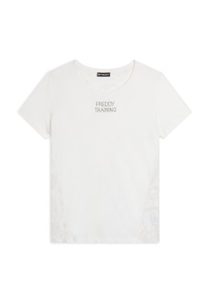 T-shirt bianco con maniche corte, scollatura tonda, testo "FREDDY TRAINING" in argento e leggero motivo floreale su un lato. Materiale in cotone morbido.