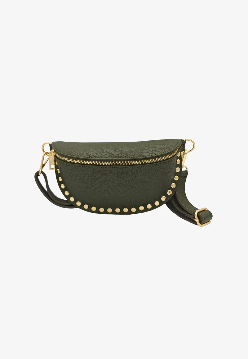 Sac à bandoulière en cuir vert avec des rivets dorés le long du bord, fermeture éclair et une sangle détachable pour un port ajustable.