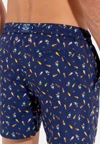 Marinefarbene Schwimmshorts mit einem bunten Muster aus Eiscremes und Cocktails, elastischem Bund und einer Gesäßtasche mit Knopfverschluss.