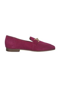 Fuchsia suède platte schoen met een ronde neus en een kleine, bruine gestapelde hak. Heeft een decoratieve gouden gesp aan de zijkant.