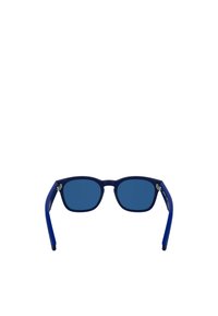 Niebieskie okulary przeciwsłoneczne z prostokątną oprawką, jednolitymi niebieskimi soczewkami i błyszczącymi, solidnymi plastikowymi zausznikami. Brak widocznych charakterystycznych wzorów lub elementów metalowych.