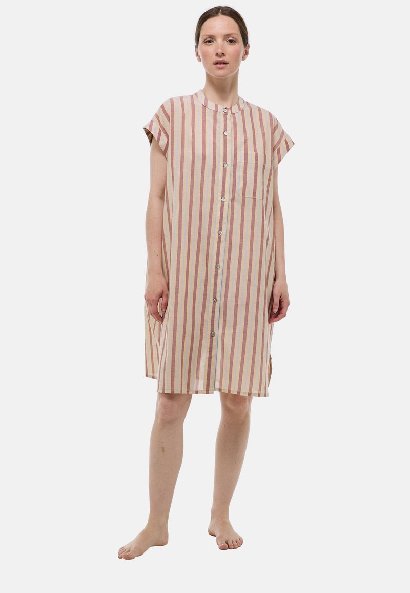 Robe chemise rayée en crème, rose et jaune. Caractéristiques : manches courtes, col mandarin, boutons sur le devant et poche poitrine. Tissu doux.