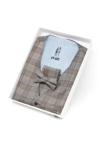 Gilet à carreaux marron et gris avec un nœud papillon assorti plié dans une boîte blanche, chemise bleu clair à l'intérieur étiquetée "Real Guys" avec illustration du marié.