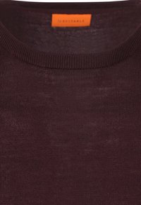 Bordeaux gebreide trui met een ronde halslijn. Heeft een zachte textuur en het label "Suitable" in oranje.