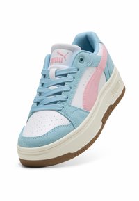 Zapatilla de color azul claro y blanco con acentos rosas, materiales de ante y sintéticos, puntera perforada, suela gruesa y diseño con cordones.