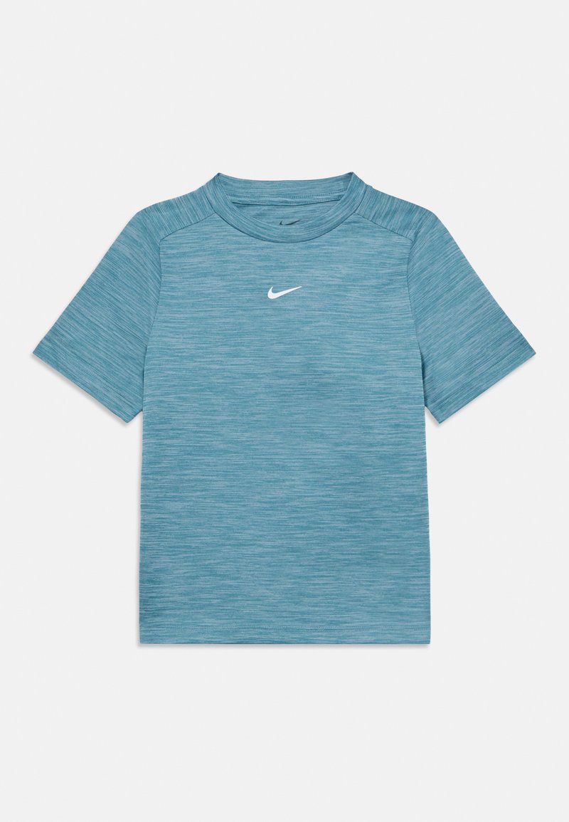 T-shirt sportivo a maniche corte di colore azzurro chiaro con colletto a girocollo e logo bianco Nike sul petto. Il tessuto ha un aspetto texturizzato e melangiato.