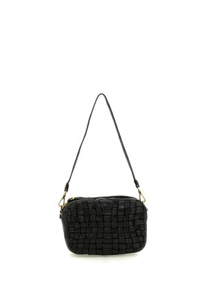 Borsa a tracolla nera con texture in pelle intrecciata e cerniera e attacchi della tracolla in metallo dorato su sfondo bianco.