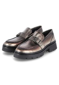 Metallisch bronzen loafers met een gespsluiting, voorzien van een gestikt ontwerp en een dikke zwarte rubberen zool. Glad oppervlak en ronde vorm.