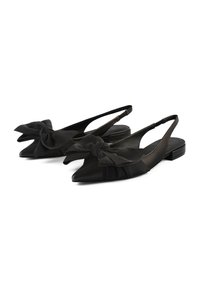 Crne slingback cipele s šiljastim vrhom, ukrašene tkanim mašnom na svakoj cipeli, glatke teksture i niskim blok-petama.