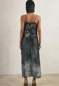 Maxikleid aus schwarzem Satin mit einem strukturierten silbernen Muster, das an Krokodilleder erinnert. Mit dünnen Trägern und einer lockeren, fließenden Silhouette.