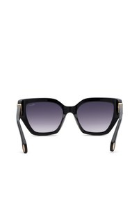 Lunettes de soleil carrées noires surdimensionnées avec verres foncés dégradés et branches épaisses sur fond blanc.