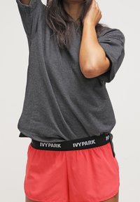 Ivy Park Pantaloni sportivi - coral