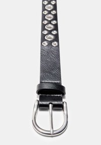 Zwarte leren riem met metalen studs langs het bandje en een gesp in zilverkleur. De riem heeft een gestructureerde afwerking en een glad leren lusje.