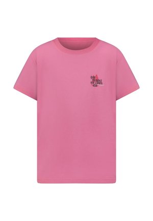 Roze katoenen t-shirt met korte mouwen, voorzien van een klein grafisch tekstontwerp in zwart en rood aan de linkerzijde.