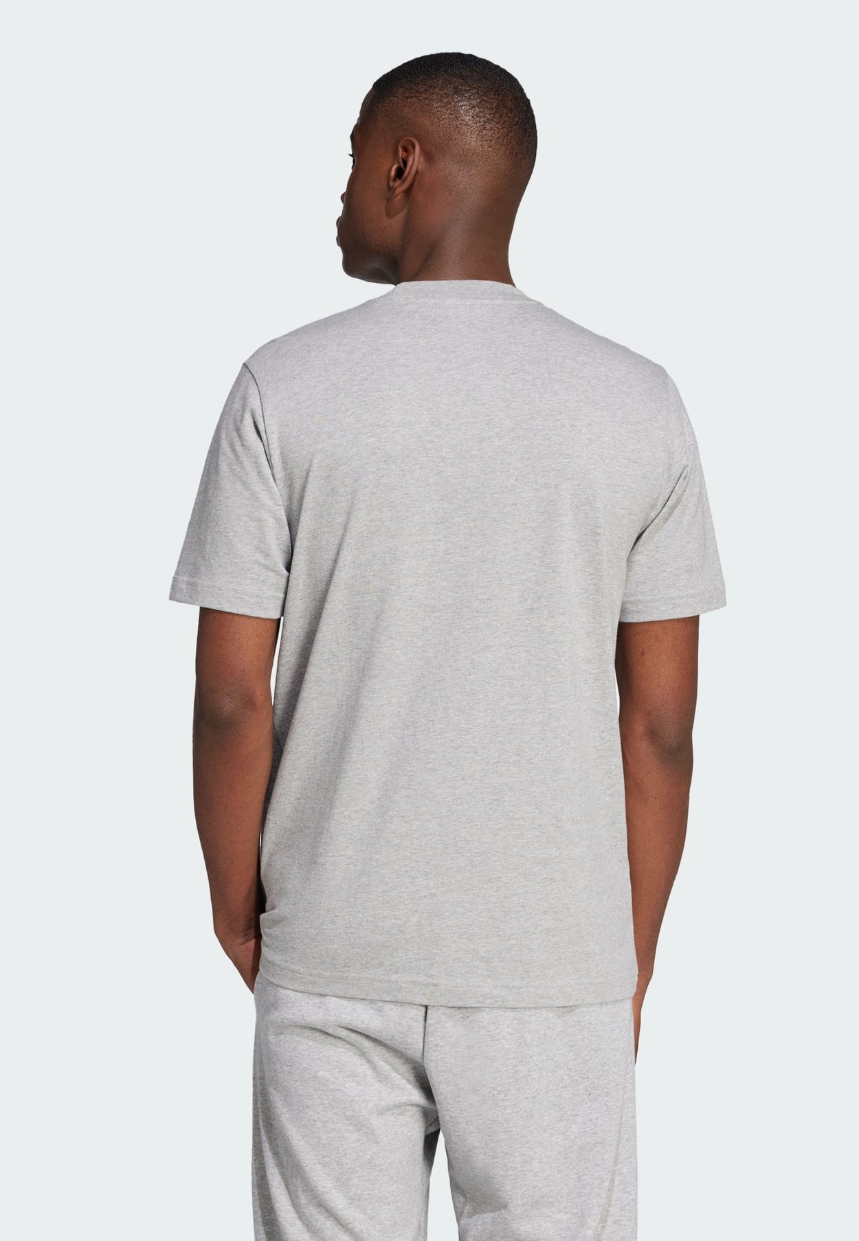 ESSENTIALS BIG LOGO SINGLE