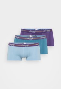 Drei Paare Herren-Boxershorts in Hellblau, Teal und Lila, jeweils mit einem lila Bund, auf dem das "sloggi"-Logo prangt.