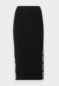 Melna ribota midi svārku ar pieguļošu dizainu. Izceļas ar DKNY Jeans zīmolu baltā krāsā sānos. Gluda tekstūra un elastīga josta.