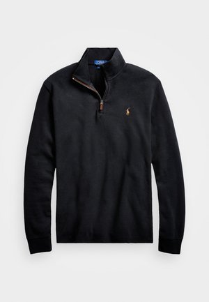 Črn flis pulover s pol-zip ovratnikom, ki ima majhen vezen logotip na prsih in dolge rokave s rebrastimi manšetami.