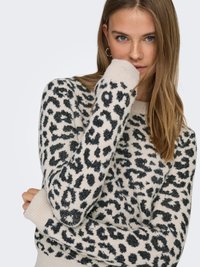 Kreemika värvi kootud pullover kampsun musta leopardi mustriga, millel on soonikkoes mansetid ja ääred, pehme tekstuur ja lõdvestunud lõige.