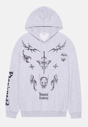 Siva dukserica od mješavine pamuka, s crnim grafičkim otiscima motiva uključujući lubanju, škorpiona i bodež. Sadrži prednji džep.