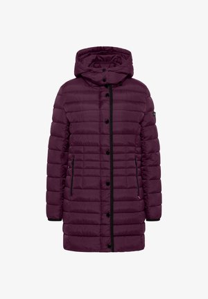 Długi fioletowy pikowany płaszcz z kapturem, czarnym zapięciem na guziki i zamek, przednimi kieszeniami na zamek oraz długimi rękawami.