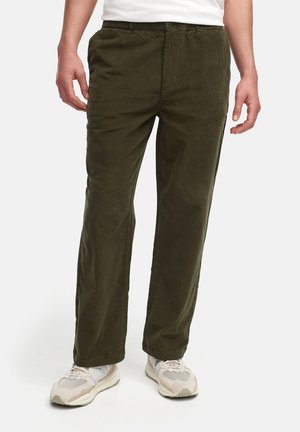 Olivgrüne Cord-Hosen mit lockerem Schnitt. Verfügen über einen Knopfverschluss und Seitentaschen, strukturierter Stoff und gerade Beine.
