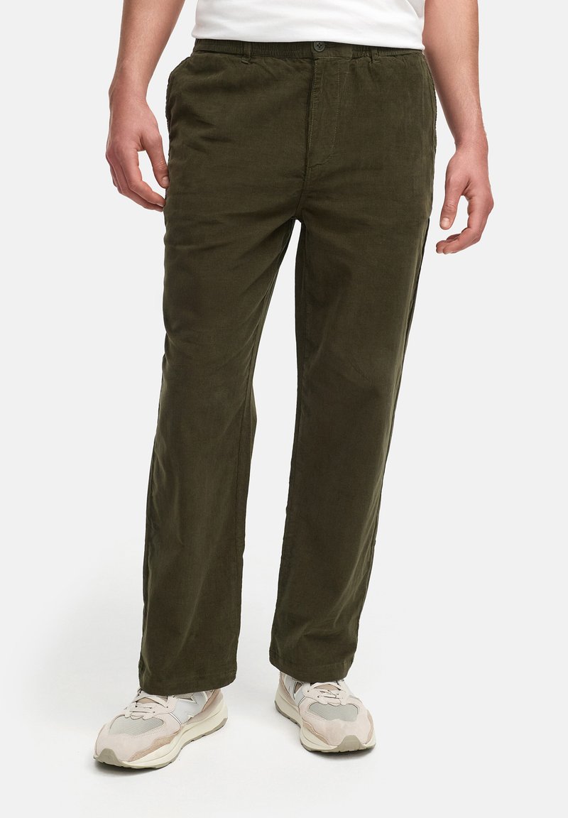 Pantalones de pana verde oliva con un corte relajado. Cuentan con un cierre de botón y bolsillos laterales, tela texturizada y piernas rectas.
