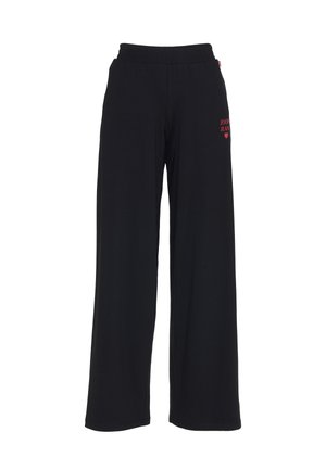 Zwarte wijde broek gemaakt van zachte stof, met een elastische tailleband en een klein rood logo aan de linkerkant.