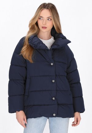 Marineblauer Daunenjacke mit hohem Kragen, gestepptem Design und silbernen Knöpfen. Der Stoff hat eine glatte Textur und ist ideal für Wärme.