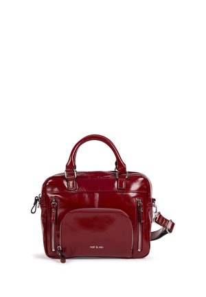 Sac à main en cuir rouge foncé brillant avec deux poignées, poches avant zippées et une bandoulière réglable.