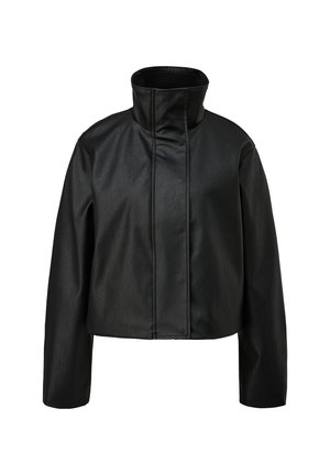 Veste en cuir noir courte avec des manches longues et un col haut structuré, fermeture dissimulée à l'avant, sur un fond blanc.