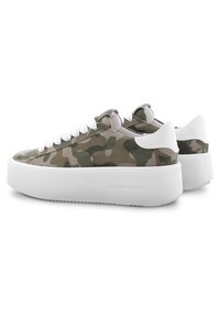 Sneaker con motivo camouflage e finitura in suede, dotate di una spessa suola piattaforma bianca e lacci bianchi. I dettagli includono un copri tallone liscio.