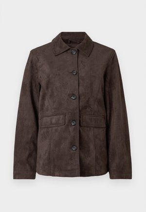 Veste en daim marron avec un col, fermeture à boutons sur le devant et deux poches latérales. Possède une texture lisse et une coupe classique.