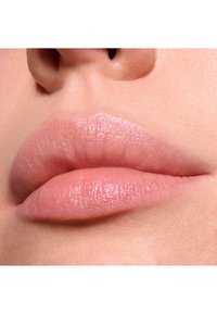 Sinnlich wirkende, glatte Lippen in einem hellen Rosaton mit glänzendem Finish, die weiche Konturen und einen gut definierten Amor-Bogen zeigen.