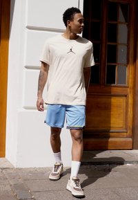 Jordan JUMPMAN SHORT SLEEVE CREW - T-skjorte til trening - legend light brown/black
