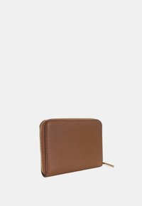 Billetera de cuero marrón con superficie texturizada, cierre de cremallera y tirador de cremallera en tono dorado. Forma rectangular compacta.