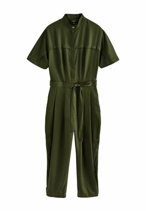 Kortærmet olivengrøn jumpsuit med mandarinkrave, knaplukning foran, bælte i matchende stof og cropped, vidde bukser.