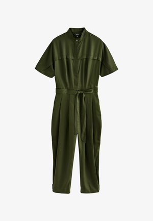 Kortærmet olivengrøn jumpsuit med mandarinkrave, knaplukning foran, bælte i matchende stof og cropped, vidde bukser.