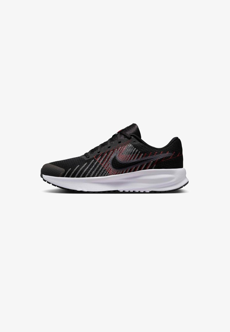 Chaussure de sport noire avec une tige en maille texturée, des accents rouges et blancs, et une semelle blanche rembourrée. Dispose d'un système de laçage.