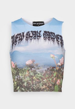 Skrócony top na ramiączkach na niebieskim tle, zdobiony kwiatowym wzorem z różowymi różami oraz czarnym stylizowanym tekstem nad obrazem.