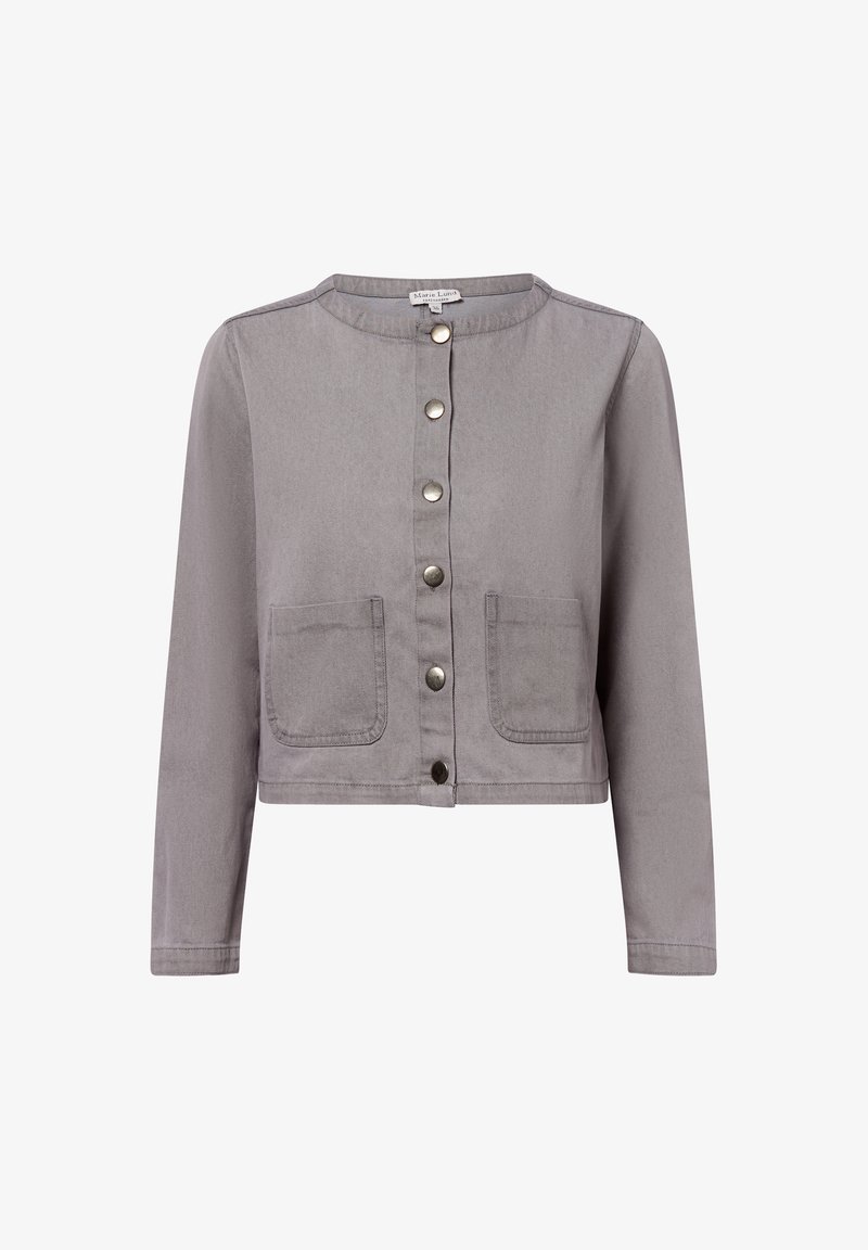 Szara krótka kurtka wykonana z bawełny, z długimi rękawami, okrągłym dekoltem, zapięciem na guziki z przodu oraz dwoma kieszeniami na klatce piersiowej. Zawiera metalowe guziki.