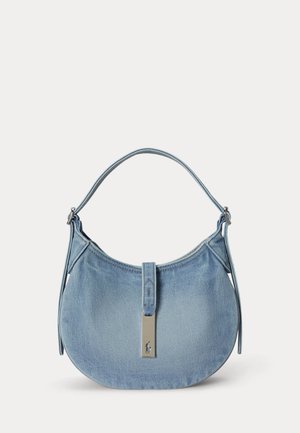 Φωτεινό γαλάζιο τζιν τσάντα ώμου με καμπυλωτό σχήμα, μονό λουρί και ασημένιο ορθογώνιο κούμπωμα με μικρό λογότυπο αλόγου.