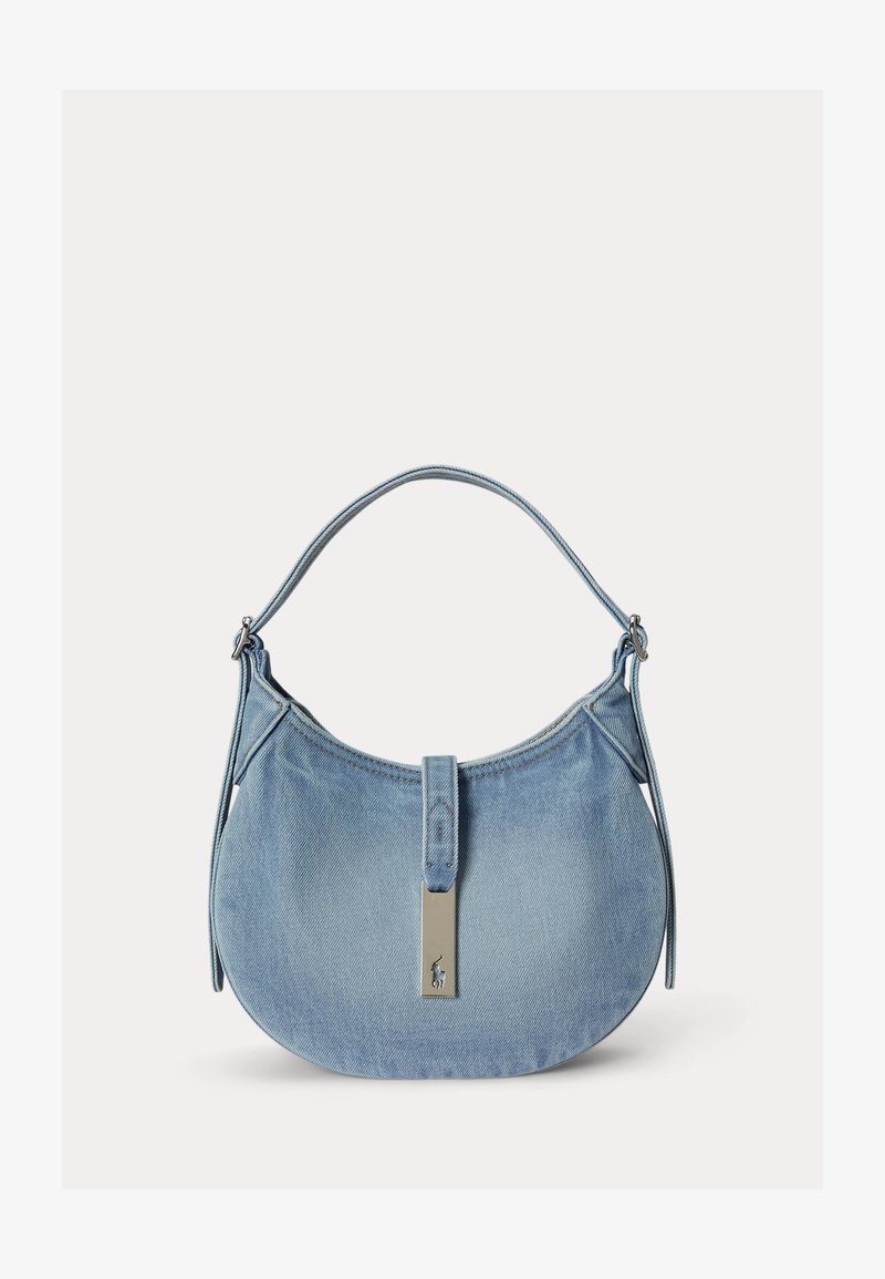 Világoskék farmer válltáska ívelt formával, egyetlen pánttal és ezüstszínű, kis ló logóval díszített téglalap alakú csattal.